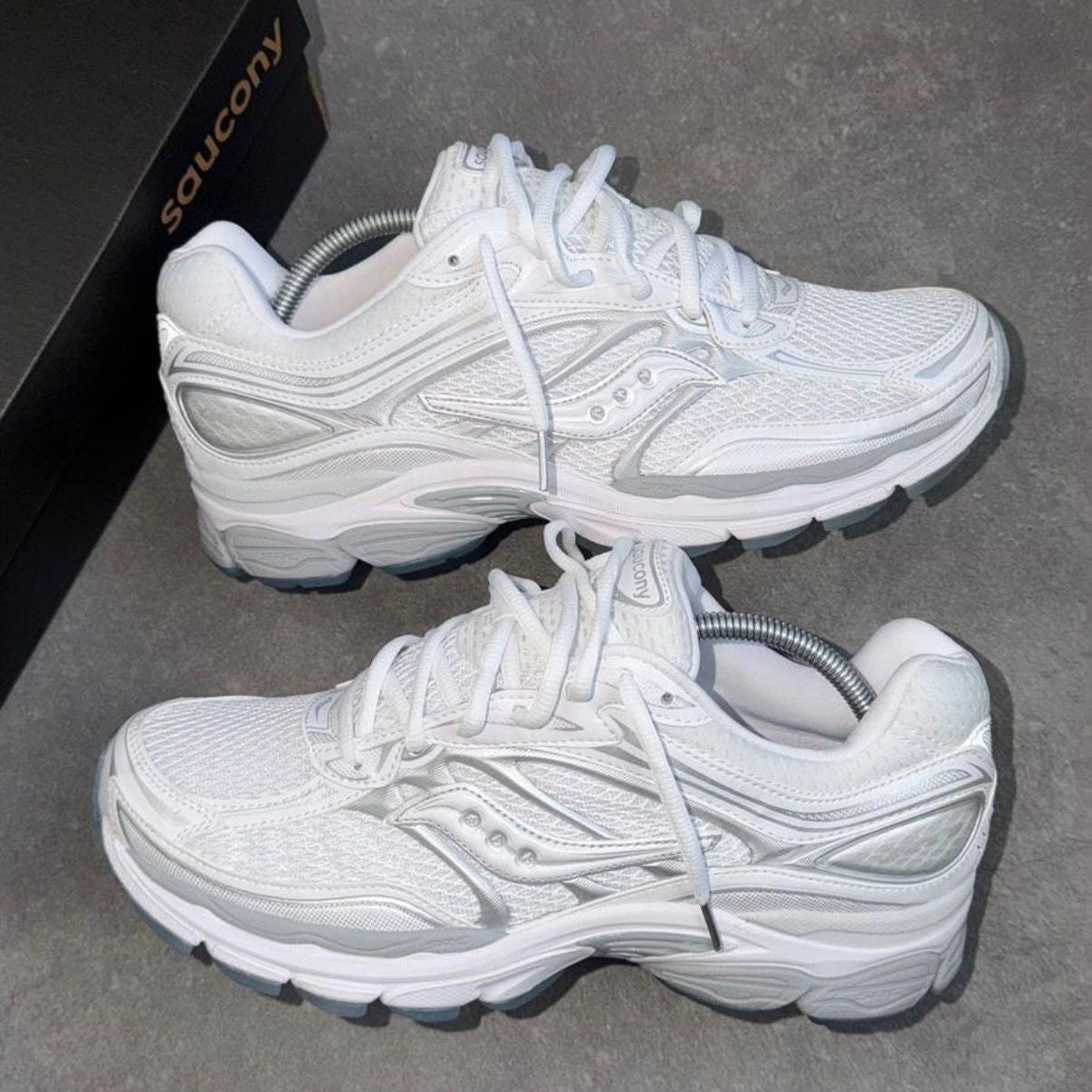 SAUCONY PROGRID OMNI 9 ‘WHITE/GREY’