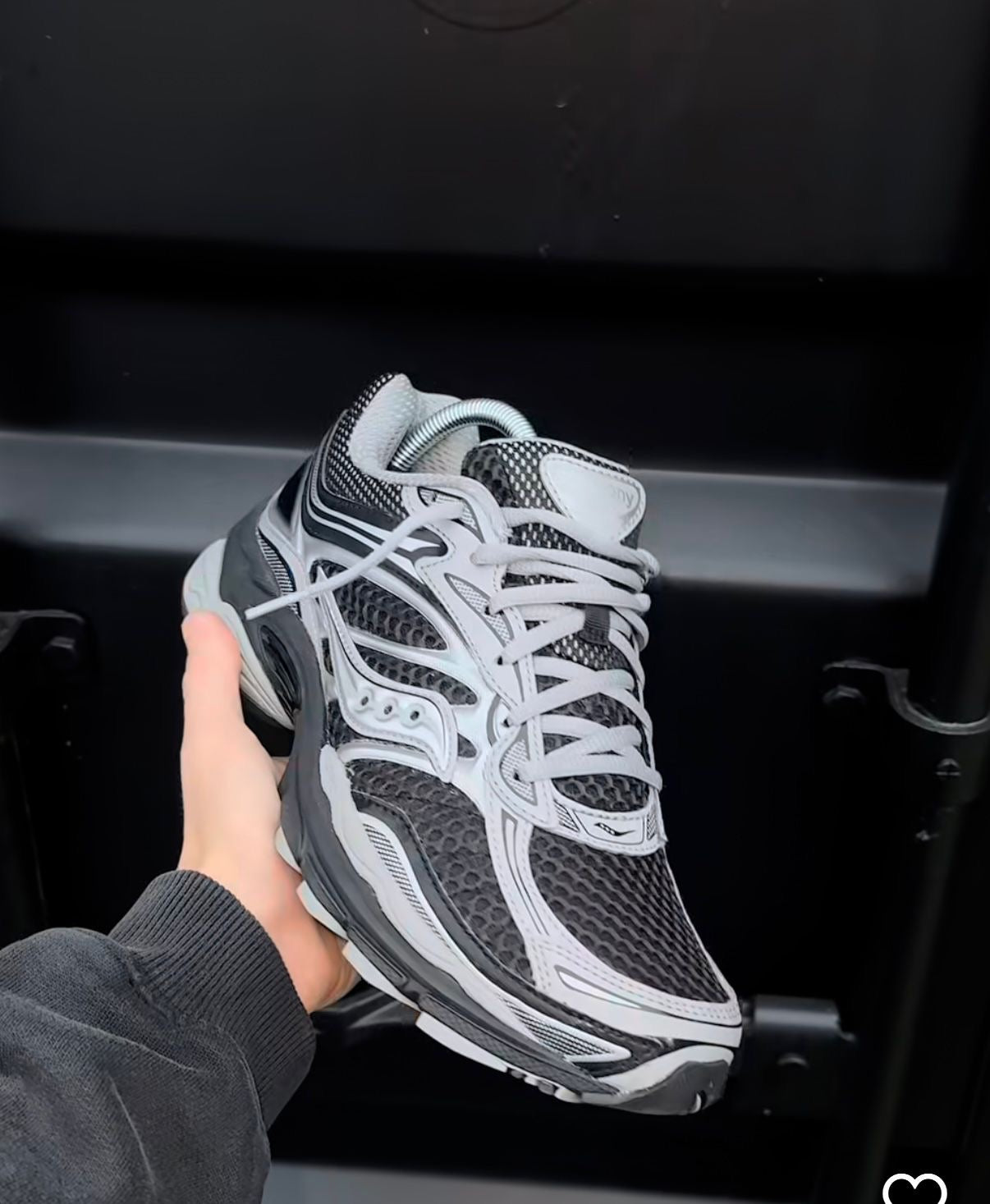 SAUCONY